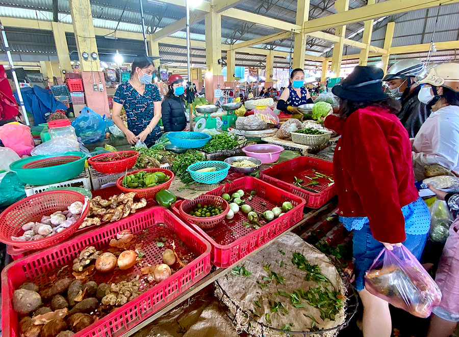 Chưa đến 8 giờ sáng, nhiều quầy rau củ tại các chợ đã tiêu thụ hết hàng. Ảnh: Hồng Thi