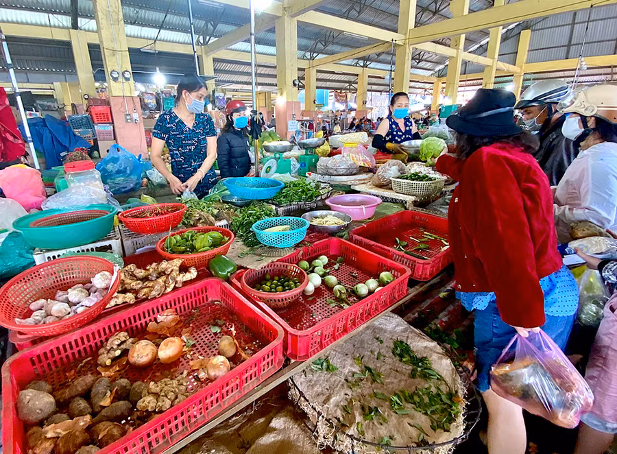 Chưa đến 8 giờ sáng, nhiều quầy rau củ tại các chợ đã tiêu thụ hết hàng. Ảnh: Hồng Thi