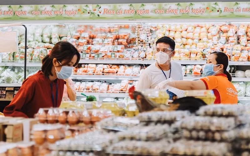  Các nghệ sĩ trẻ tình nguyện đi chợ giúp người dân thuộc diện cách ly. Ảnh: Nhân vật tự cung cấp