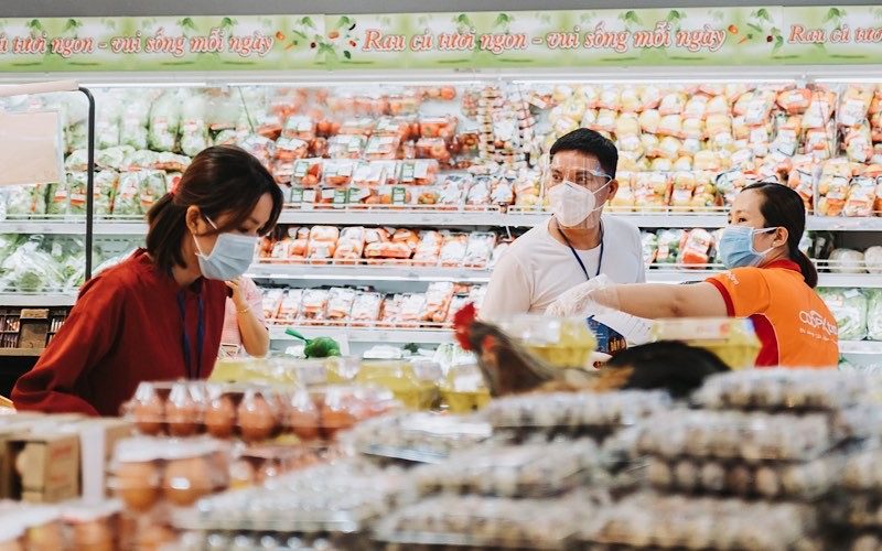  Các nghệ sĩ trẻ tình nguyện đi chợ giúp người dân thuộc diện cách ly. Ảnh: Nhân vật tự cung cấp