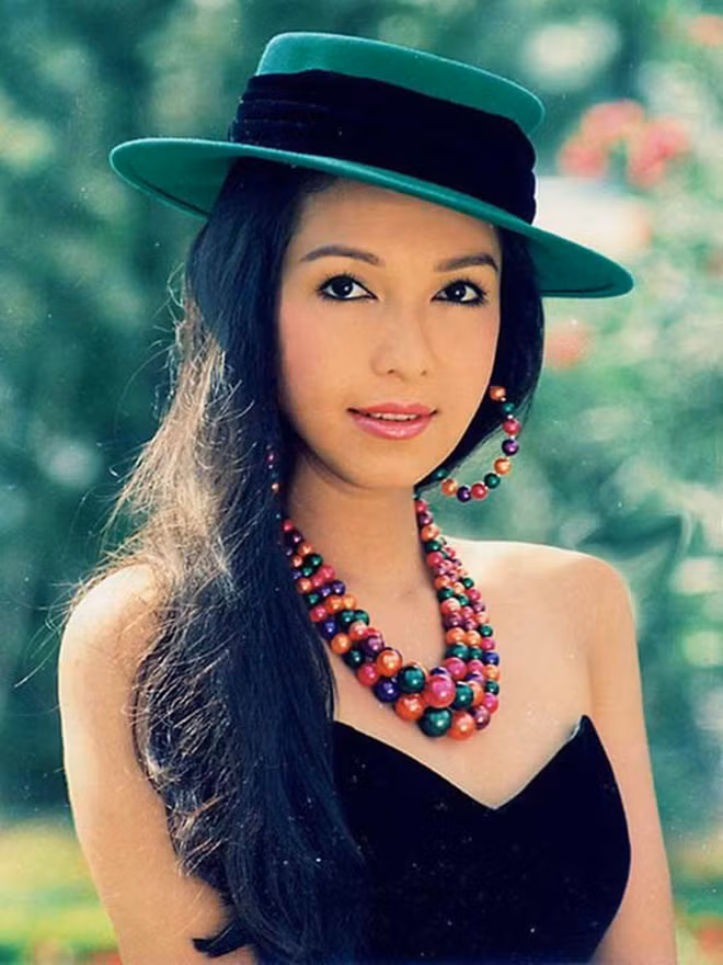 Vẻ đẹp kiều diễm của Diễm My khiến những bức ảnh lịch của chị được lan truyền rộng rãi. Nhiều khán giả còn khẳng định, vào thập niên 90, hầu như nhà nào cũng có ảnh Diễm My.