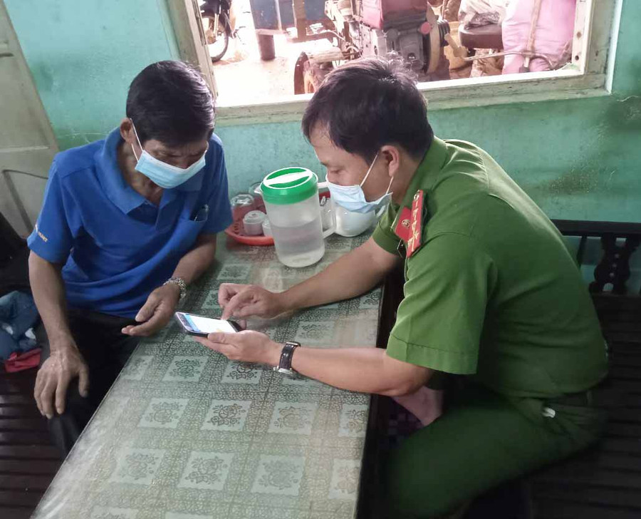 Công an xã Ia Băng (huyện Đak Đoa) hướng dẫn người dân cài đặt Zalo. Ảnh: Hà Phương