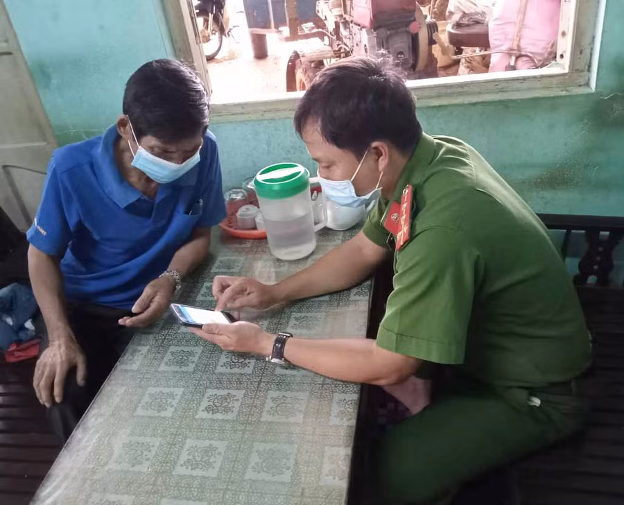 Công an xã Ia Băng (huyện Đak Đoa) hướng dẫn người dân cài đặt Zalo. Ảnh: Hà Phương