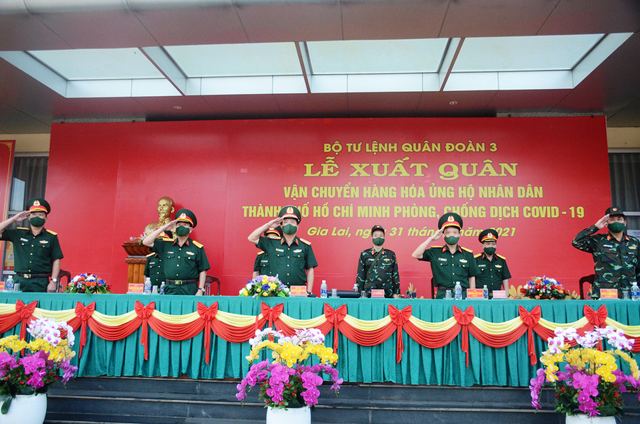 Quang cảnh lễ xuất quân vận chuyển hàng hóa. Ảnh: Vĩnh Hoàng