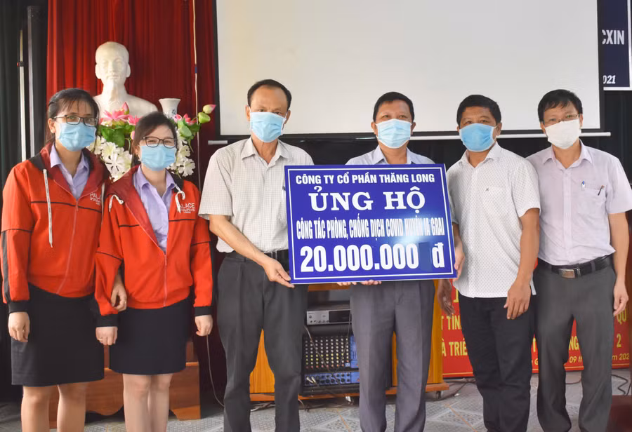 Đại diện Công ty cổ phần Thăng Long trao tiền cho Ban Chỉ đạo phòng- chống dịch Covid-19 huyện Ia Grai. Ảnh: Minh Thoan