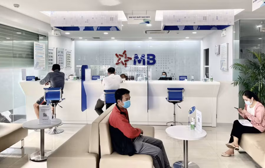 MB Gia Lai đang triển khai chương trình ưu đãi miễn 7 loại phí dành cho khách hàng giao dịch tài khoản tại MB. Ảnh: Sơn Ca