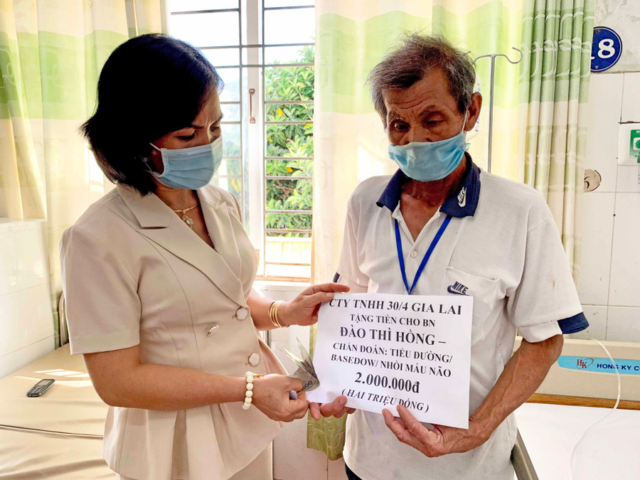 Đại diện Tổ Công tác xã hội (Bệnh viện Đa khoa tỉnh) trao tiền hỗ trợ cho ông Phùng Ký. Ảnh: Như Nguyện 15-8-2021Đại diện Tổ Công tác xã hội (Bệnh viện Đa khoa tỉnh) trao tiền hỗ trợ cho ông Phùng Ký. Ảnh Như Nguyện