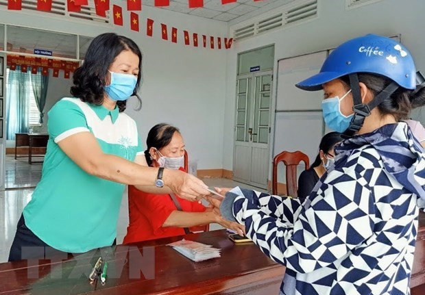 Chi trả tiền hỗ trợ cho người lao động. (Ảnh minh hoạ: TTXVN) Chi trả tiền hỗ trợ cho người lao động. (Ảnh minh hoạ: TTXVN)