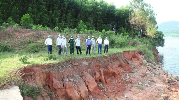 Lãnh đạo UBND tỉnh Hà Tĩnh kiểm tra hồ chứa trên địa bàn. Ảnh: Dương Quang Lãnh đạo UBND tỉnh Hà Tĩnh kiểm tra hồ chứa trên địa bàn. Ảnh: Dương Quang