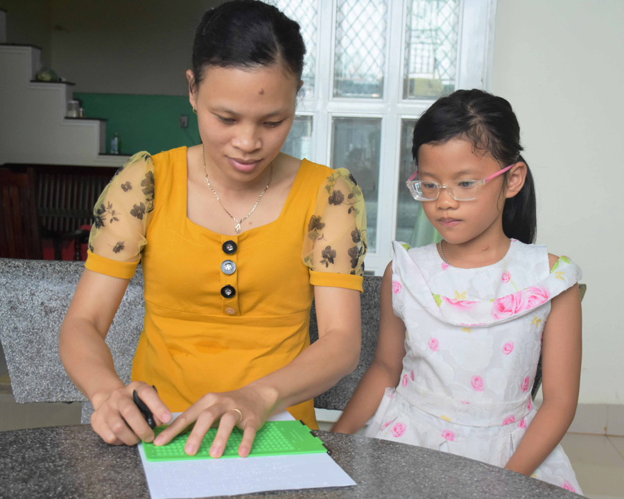 Không nhìn thấy ánh sáng, không có nghĩa là chị Điệp sẽ ngừng sự học. Ảnh Trần Dung