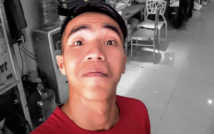 Công an đọc lệnh bắt Huấn (Ảnh: CATG)