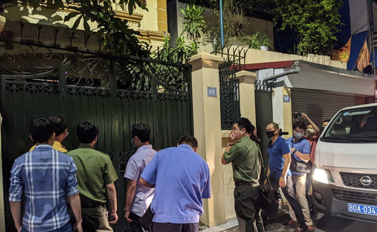 Cơ quan tố tụng thực hiện lệnh khám nhà ông Nguyễn Đức Chung ngày 28-8-2020 - Ảnh: Nguyễn Hưởng Cơ quan tố tụng thực hiện lệnh khám nhà ông Nguyễn Đức Chung ngày 28-8-2020 - Ảnh: Nguyễn Hưởng