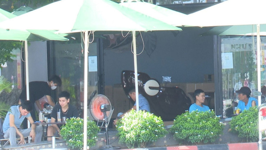 Do chưa thấy công văn của UBND tỉnh Quảng Trị nên sáng 11.8 rất ít quán cà phê mở bán, nếu có cũng chỉ lèo tèo vài người khách, dù thế họ vẫn bị lực lượng chức năng nhắc nhở, xử phạt. Ảnh: Thanh Lộc Do chưa thấy công văn của UBND tỉnh Quảng Trị nên sáng 11.8 rất ít quán cà phê mở bán, nếu có cũng chỉ lèo tèo vài người khách, dù thế họ vẫn bị lực lượng chức năng nhắc nhở, xử phạt. Ảnh: Thanh Lộc