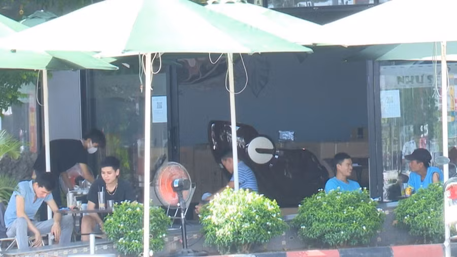  Do chưa thấy công văn của UBND tỉnh Quảng Trị nên sáng 11.8 rất ít quán cà phê mở bán, nếu có cũng chỉ lèo tèo vài người khách, dù thế họ vẫn bị lực lượng chức năng nhắc nhở, xử phạt. Ảnh: Thanh Lộc