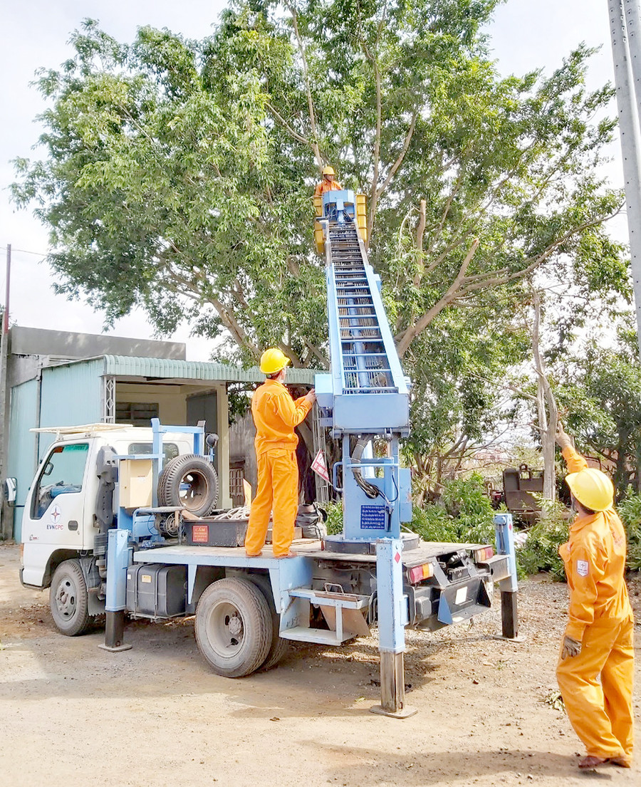 Nhân viên Điện lực Chư Sê cắt tỉa, phát quang cây xanh dọc hành lang lưới điện trước mùa mưa bão. Ảnh: Quang Tấn
