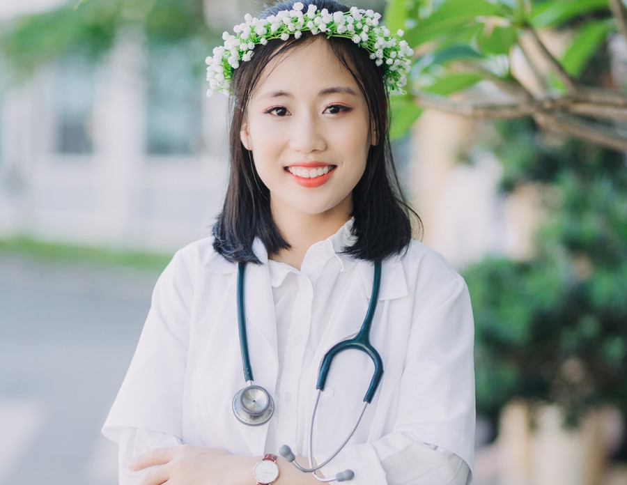 Nhật Lệ, cô gái tài năng mong muốn được nghiên cứu sâu hơn về ung thư. Ảnh NVCC