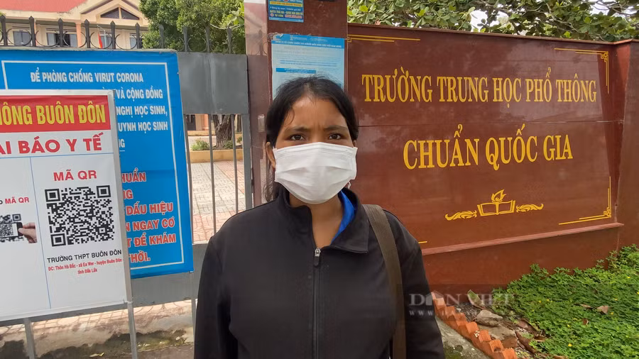 H' Luộc Liêng Hót, đang mang bụng bầu lớn, dáng người khắc khổ, nhưng có ánh mắt sáng ngời với khát khao thay đổi cuộc đời. Ảnh: Ngọc Giàu