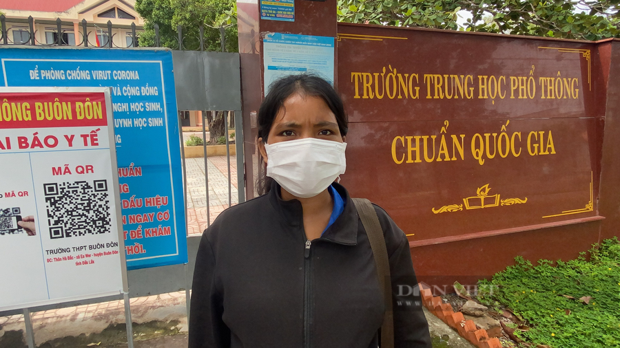 H' Luộc Liêng Hót, đang mang bụng bầu lớn, dáng người khắc khổ, nhưng có ánh mắt sáng ngời với khát khao thay đổi cuộc đời. Ảnh: Ngọc Giàu