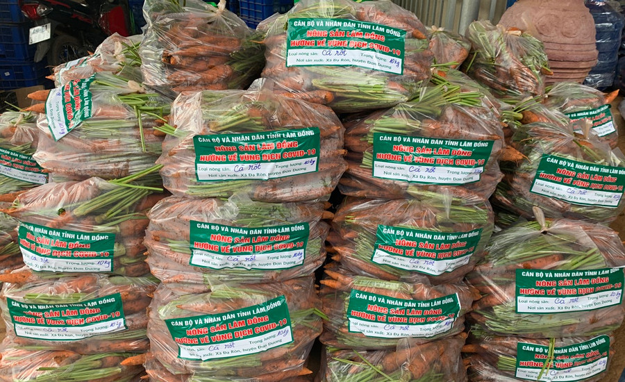 Mỗi ngày tỉnh Lâm Đồng hỗ trợ Tp.HCm 200 tấn rau củ, quả các loại. Ảnh: Lâm Viên