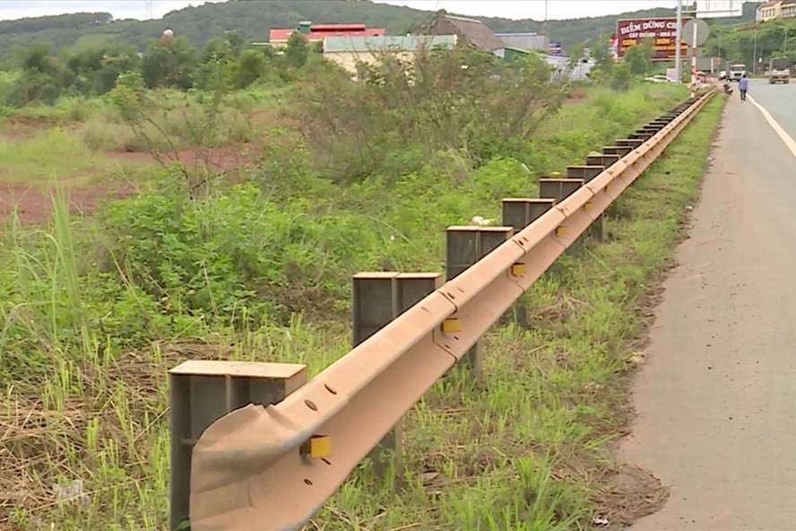 Hộ lan can Quốc lộ 14 chắn ngang khu tái định cư của người dân khiến họ chưa thể định cư, ổn định cuộc sống. Ảnh: Phan Tuấn