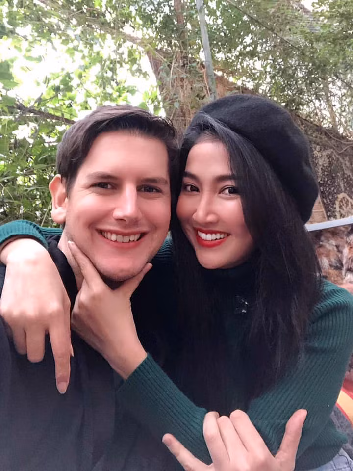 Khoảnh khắc hạnh phúc của cô và bạn trai được chia sẻ trên trang cá nhân. Ảnh: FBNV