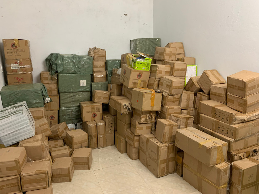 Các thùng hàng nhập lậu bị thu giữ tại nhà kho - Ảnh: Nguyễn Tú