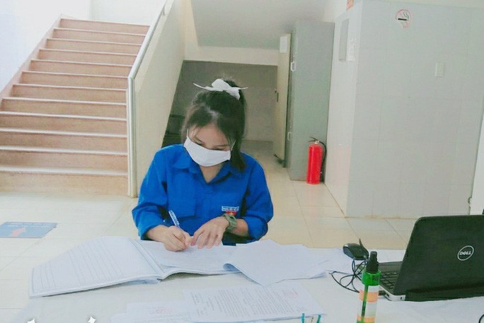 Em Nguyễn Thị Cúc hỗ trợ đội ngũ y, bác sĩ nhập hồ sơ, dữ liệu, viết các quyết định cách ly y tế