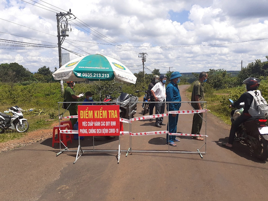 Điểm chốt liên xã, phường với các huyện tại vị trí ngã ba quốc lộ 19 vào xã Gào (xã Gào, TP. Pleiku). Ảnh: Lê Hòa