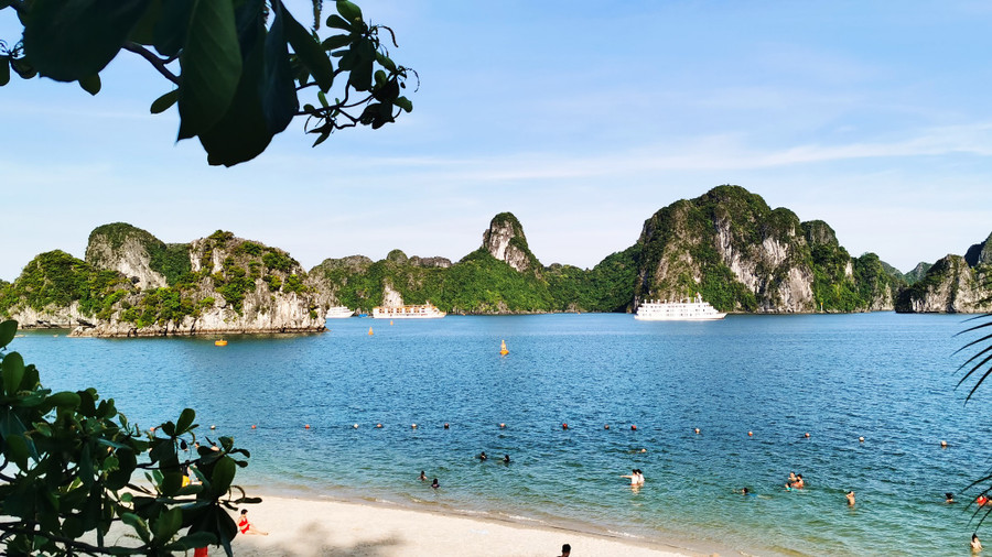  Ti Tốp sở hữu bãi tắm lớn nhất trong lòng kỳ quan vịnh Hạ Long. Ảnh: Lã Nghĩa Hiếu