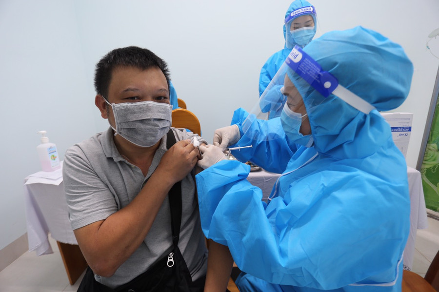 Tiêm vắc xin phòng Covid-19 cho lực lượng tuyến đầu chống dịch. Ảnh: Văn Ngọc