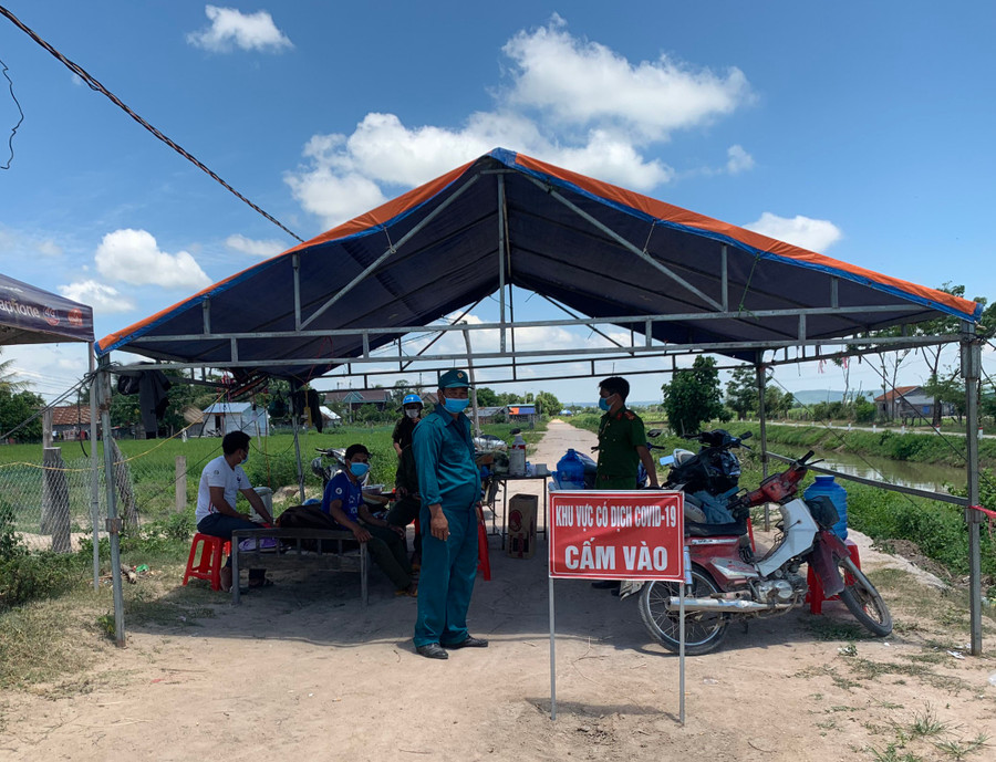 Chốt phong tỏa tại thôn Mơ Nai Trang (xã Ia Piar, huyện Phú Thiện). Ảnh: Vũ Chi