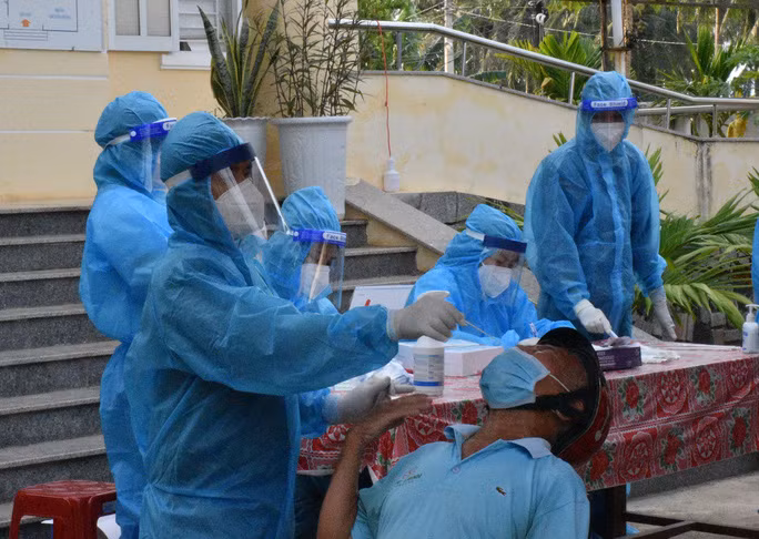 Nhân viên y tế Bình Định lấy mẫu xét nghiệm Covid-19 cho người dân địa phương