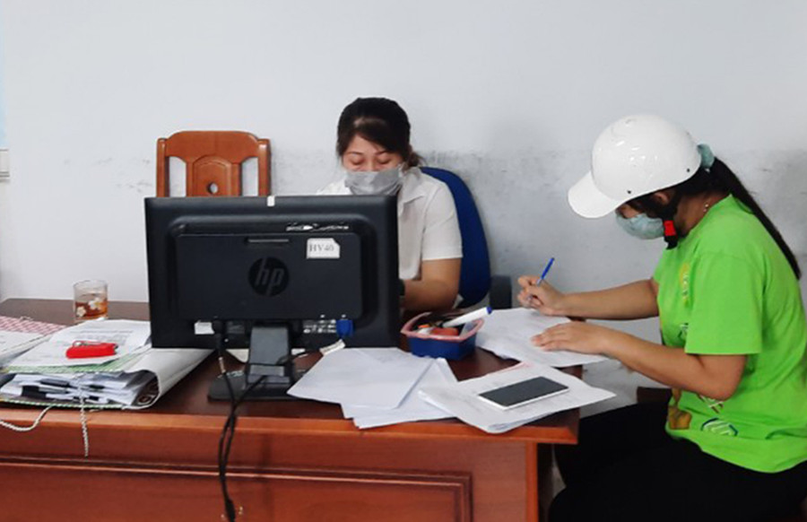 Tại huyện Phú Thiện, cán bộ các đội thuế trực tiếp hướng dẫn hộ kinh doanh đủ điều kiện lập hồ sơ đề nghị hỗ trợ theo quy định. Ảnh: Sơn Ca  Tại huyện Phú Thiện, cán bộ các đội thuế trực tiếp hướng dẫn hộ kinh doanh đủ điều kiện lập hồ sơ đề nghị hỗ trợ theo quy định. Ảnh: Sơn Ca