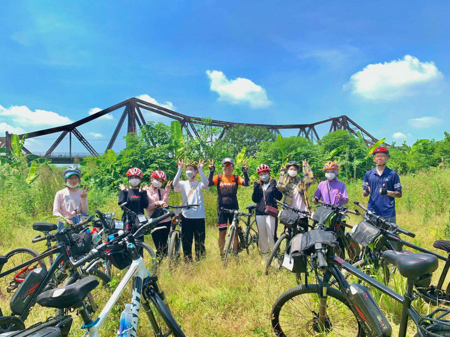 Hiện nay, nhiều đơn vị du lịch vẫn đẩy mảnh quảng bá sản phẩm du lịch bằng xe đạp, xe máy tại một số điểm du lịch như Ninh Bình, Nam Định. Ảnh: Hoàng Bình Phương