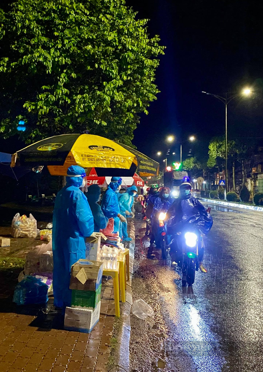 Những ngày qua những hình ảnh ấm áp và tấm chân tình mà những người dân tỉnh Đắk Nông dành cho những người dân sinh sống và làm việc tại miền Nam thân yêu… trở về quê nhà trong những ngày qua đã làm lay động nhiều người. Ảnh: H.N