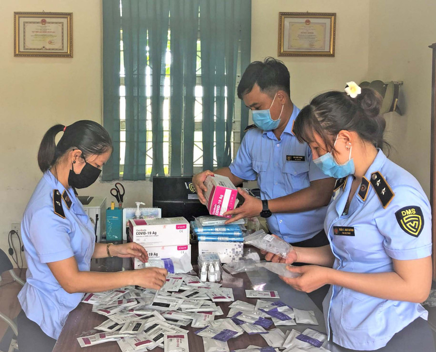 Lực lượng Quản lý thị trường thu giữ 100 bộ kit test nhanh Covid-19. Ảnh: Vũ Thảo