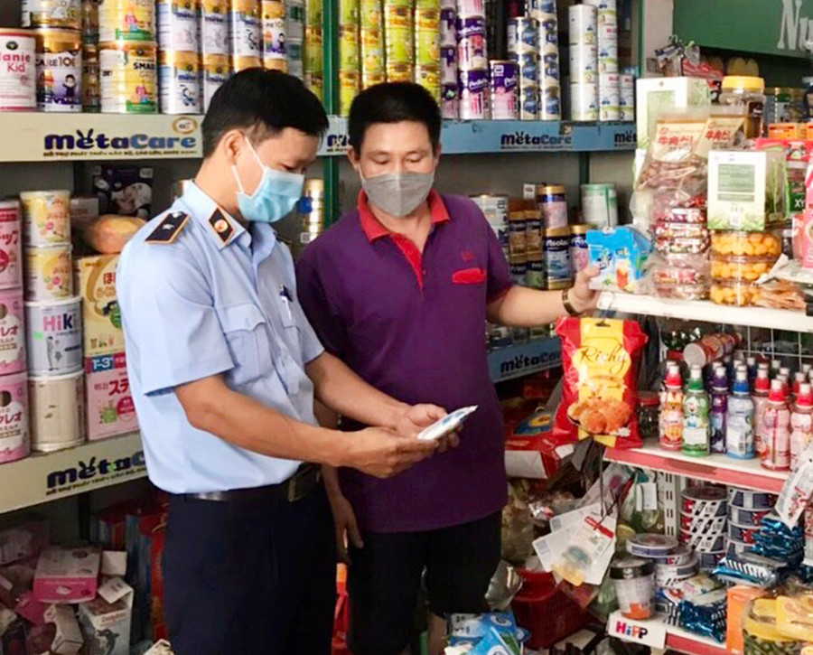 Lực lượng QLTT thường xuyên kiểm tra các cơ sở kinh doanh hàng hóa thiết yếu để tránh tình trạng găm hàng, tăng giá đột biến. Ảnh: Vũ Thảo Lực lượng QLTT thường xuyên kiểm tra các cơ sở kinh doanh hàng hóa thiết yếu để tránh tình trạng găm hàng, tăng giá đột biến. Ảnh: Vũ Thảo