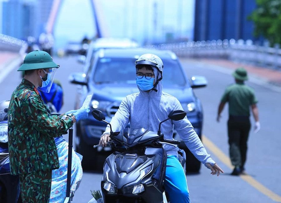 Việc kiểm tra giấy thông hành thủ công như hiện nay tốn nhiều thời gian, dễ gây ùn tắc. Ảnh: TS Việc kiểm tra giấy thông hành thủ công như hiện nay tốn nhiều thời gian, dễ gây ùn tắc. Ảnh: TS