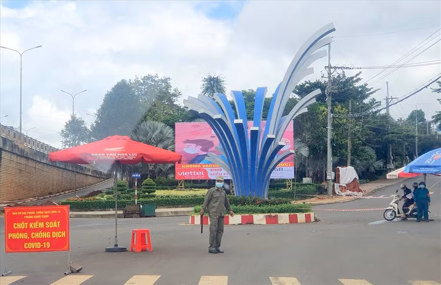  Một chốt kiểm soát dịch bệnh ở thành phố Gia Nghĩa. Ảnh: Bảo Lâm