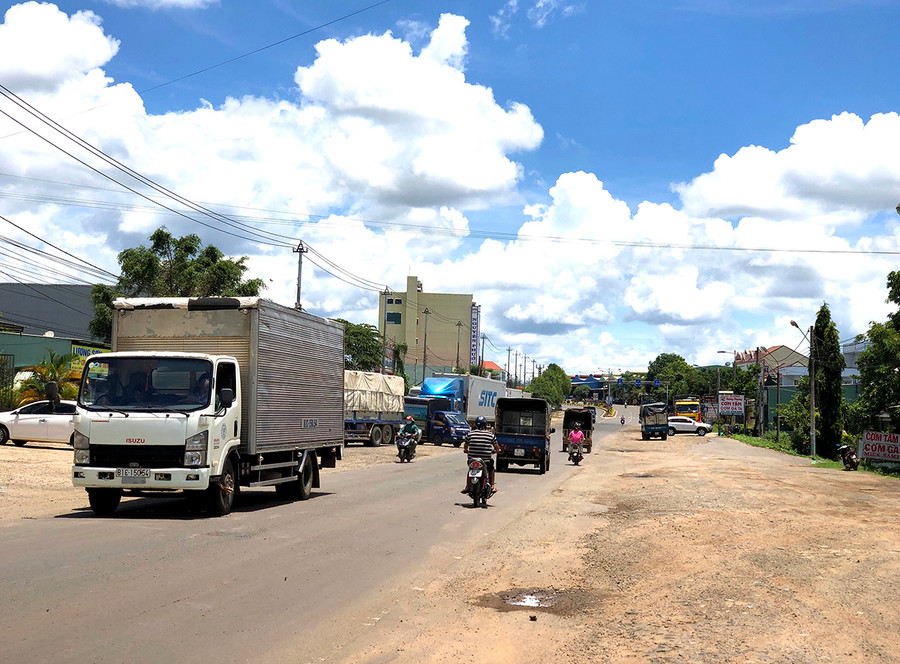 Quốc lộ 19 đoạn qua xã An Phú (TP. Pleiku) nhiều đoạn nhỏ hẹp và tình trạng giao thông hỗn hợp khiến tiềm ẩn nhiều nguy cơ mất an toàn giao thông. Ảnh: Lê Hòa