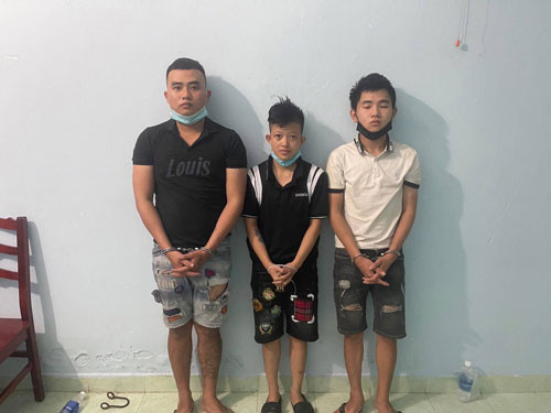 Ba đối tượng cướp giật tài sản bị Công an TP Thủ Đức bắt giữ. Ảnh: Sỹ Hưng Ba đối tượng cướp giật tài sản bị Công an TP Thủ Đức bắt giữ. Ảnh: SỸ HƯNG