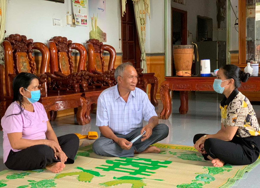 Ông Rơ Lan Hlinh (ở giữa) tâm sự với mọi người về những đóng góp của mình trong những năm kháng chiến chống Mỹ. Ảnh: Hồng Thương