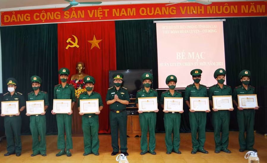 lãnh đạo Bộ Chỉ huy BĐBP tỉnh tặng giấy khen cho tập thể và các cá nhân