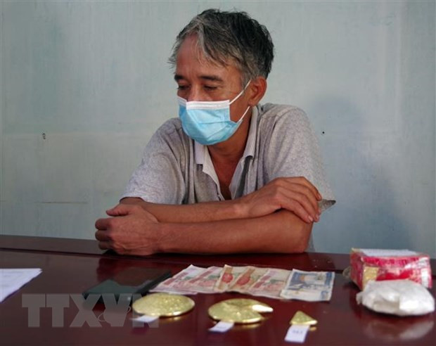 Đối tượng Nguyễn Mạnh Thắng cùng tang vật. Ảnh: TTXVN phát