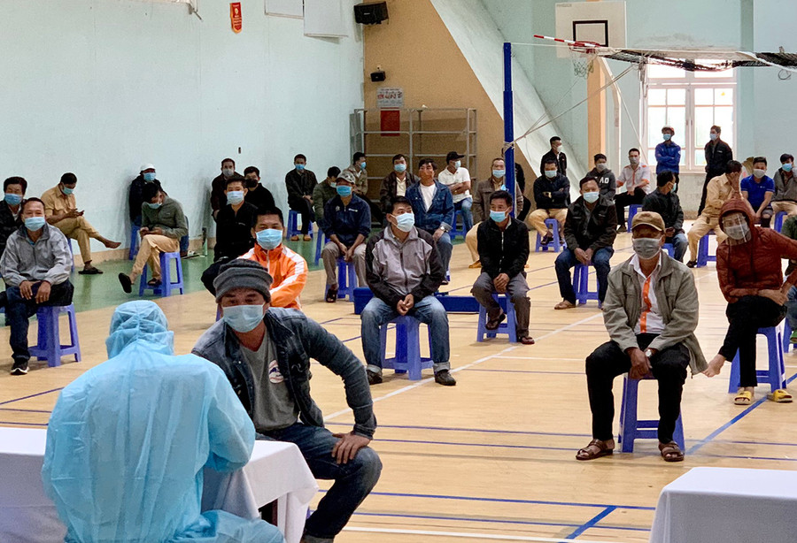 Công dân đi từ địa phương khác về đều được kiểm tra, sàng lọc, xét nghiệm... trước khi vào địa bàn tỉnh Gia Lai. Ảnh: Như Nguyện Công dân đi từ địa phương khác về đều được kiểm tra, sàng lọc, xét nghiệm... trước khi vào địa bàn tỉnh Gia Lai. Ảnh: Như Nguyện