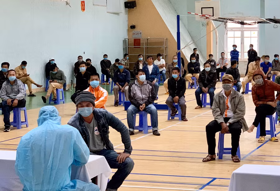  Công dân đi từ địa phương khác về đều được kiểm tra, sàng lọc, xét nghiệm... trước khi vào địa bàn tỉnh Gia Lai. Ảnh: Như Nguyện