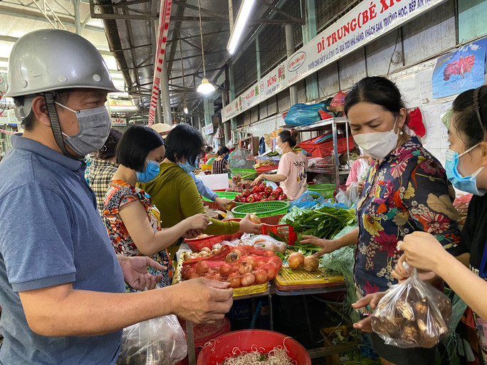 Người dân Đà Nẵng mua thực phẩm dự trữ. Ảnh chụp sáng 13-8 tại chợ Đống Đa, TP Đà Nẵng. Ảnh: Bích Vân