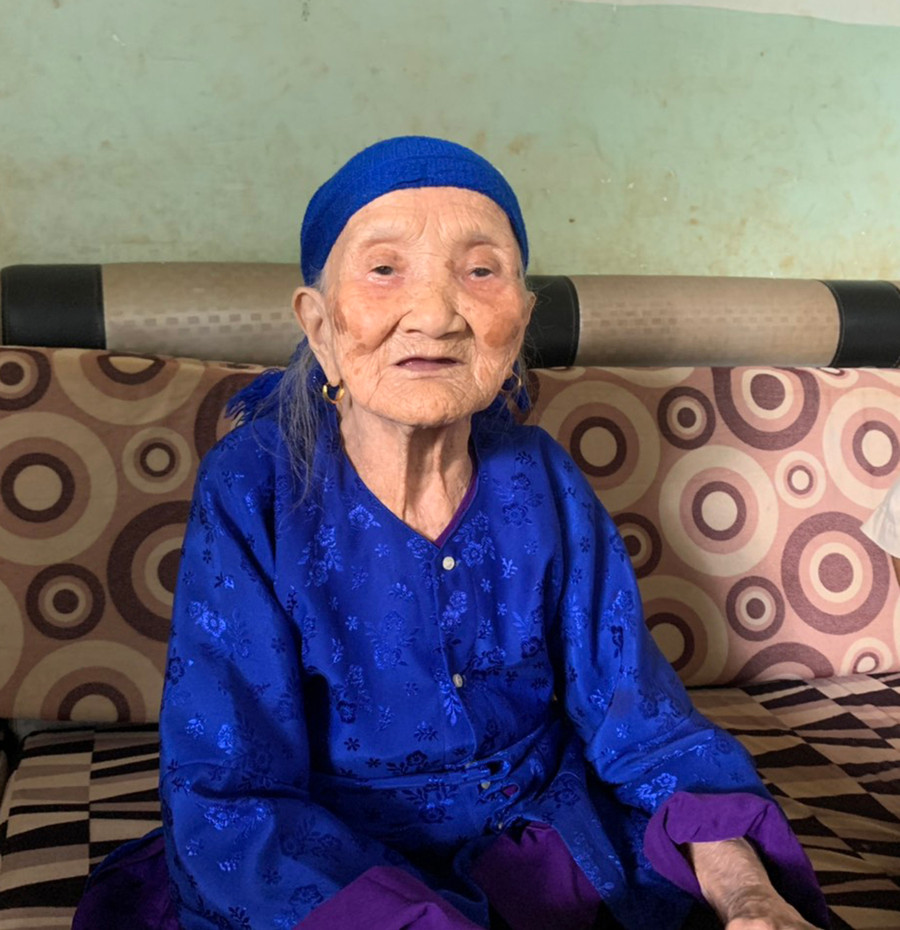 Mỗi lần nhắc nhớ về các con đã từng tham gia kháng chiến, Mẹ Việt Nam Anh hùng Lưu Thị Sinh (tổ 1, thị trấn Ia Ly, huyện Chư Păh) lại rưng rưng nước mắt. Ảnh: Hồng Thương