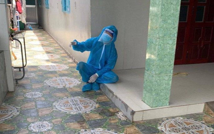 L.Đ.K.T.H bị lực lượng chức năng tìm thấy sau khi nhảy lầu bỏ trốn khỏi nơi điều trị Covid-19.  L.Đ.K.T.H bị lực lượng chức năng tìm thấy sau khi nhảy lầu bỏ trốn khỏi nơi điều trị Covid-19.