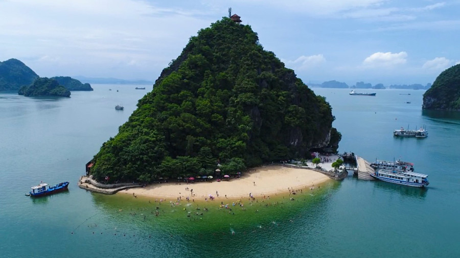 Đảo Ti Tốp, điểm tham quan hấp dẫn trong chuyến hành trình khám phá kỳ quan vịnh Hạ Long. Ảnh: N.H